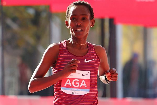Ethiopian marathon runner Ruti Aga racing toward a finish