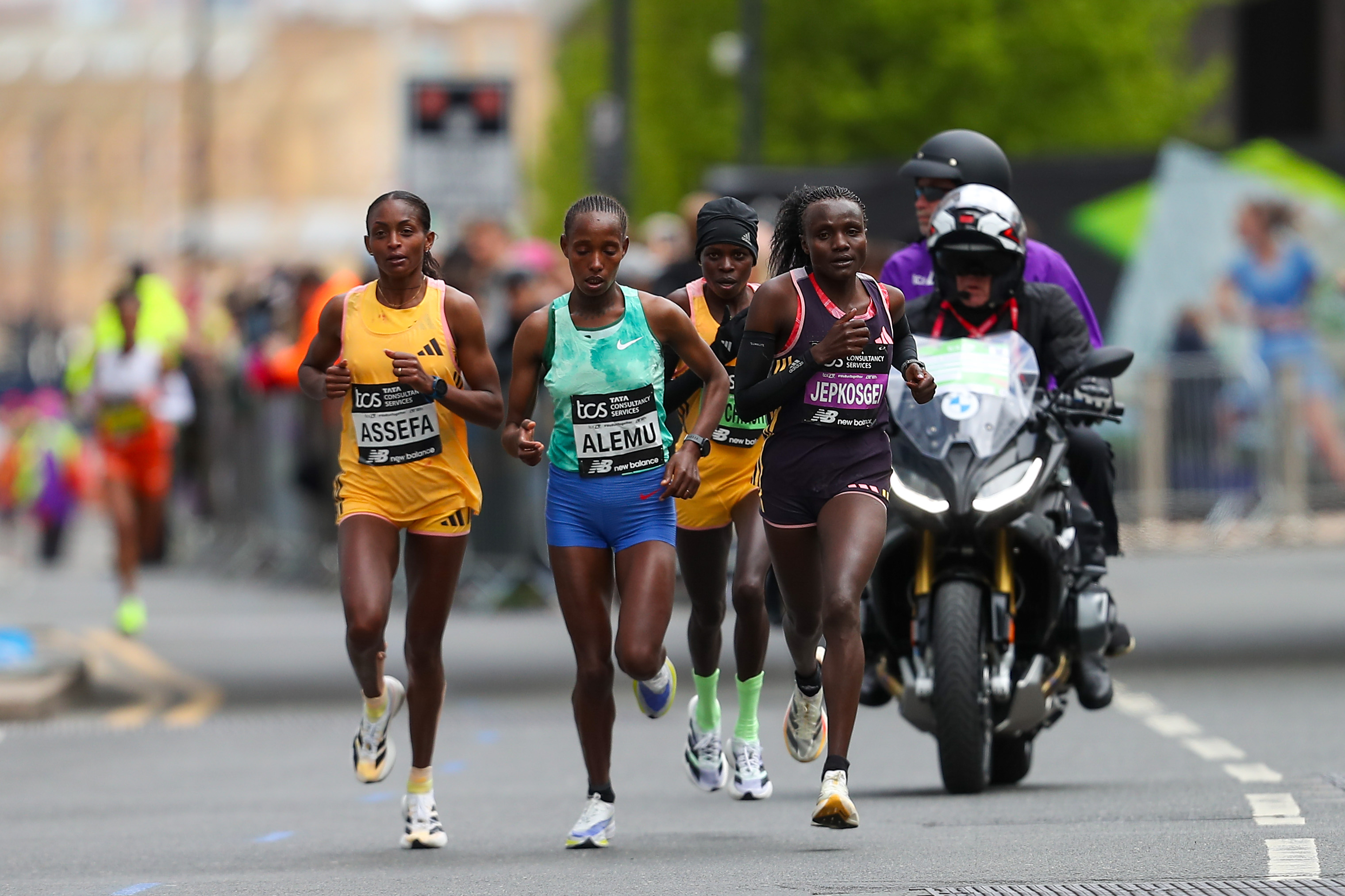 Leading women's group including Joyciline Jepkosgei at the 2024 London Marathon