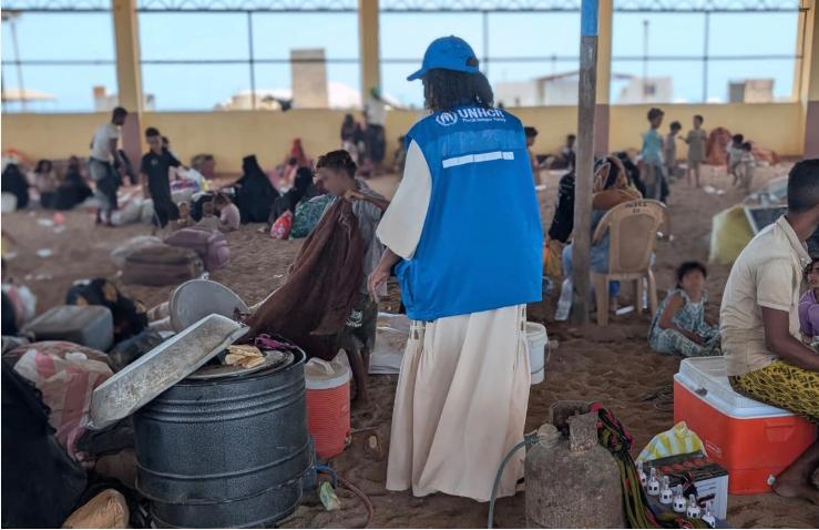A UNHCR staff member visits Yemeni refugee families at a site in Obock, Djibouti. Photo: UNHCR.
